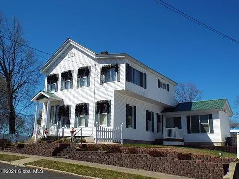 14 Wells St, Gloversville, NY 12078