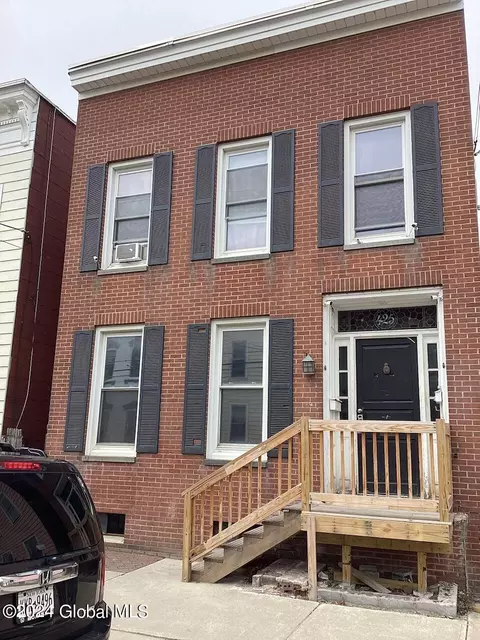 425 1st St, Troy, NY 12180