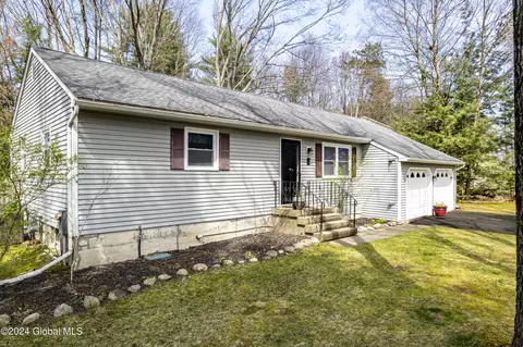3 Castleberry Dr, Gansevoort, NY 12831