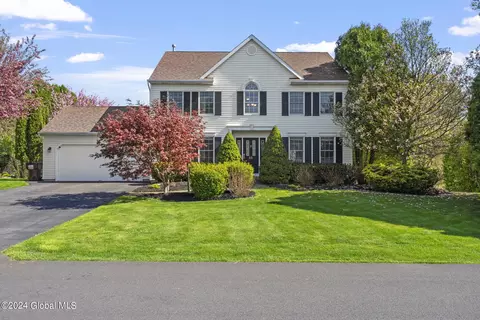 35 Iroquois Trl, Slingerlands, NY 12159