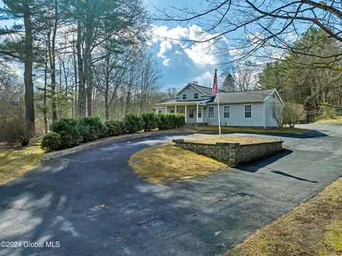 98 Luther Rd, Saratoga Springs, NY 12866