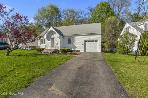 2925 Halsey Dr, Schenectady, NY 12304