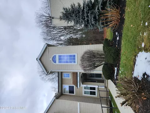 5213 Forest Pointe Dr S, Clifton Park, NY 12065