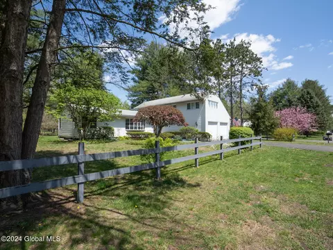 1 Catskill View Dr, Kinderhook, NY 12106