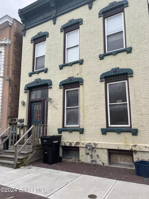 307 3rd St, Troy, NY 12180