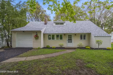 9 Southgate Rd, Loudonville, NY 12211