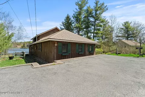 35 W Shore Dr, Voorheesville, NY 12186