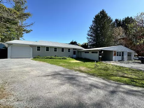 23 Raymond St, Corinth, NY 12822