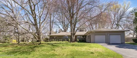 29 Pine Tree Ln, Albany, NY 12208