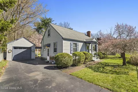 21 Willow Ln, Glenville, NY 12302