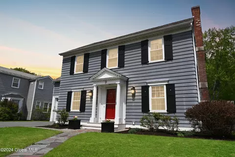 31 Buckingham Dr, Albany, NY 12208