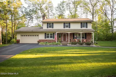 4 Blackberry Ln, Queensbury, NY 12804