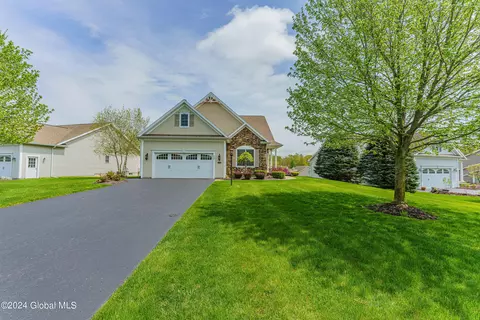 19 Brighton Dr, Clifton Park, NY 12065