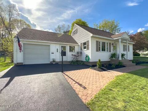 19 Greenway N, Queensbury, NY 12804