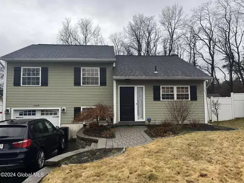 5 High Dune Dr, Albany, NY 12203
