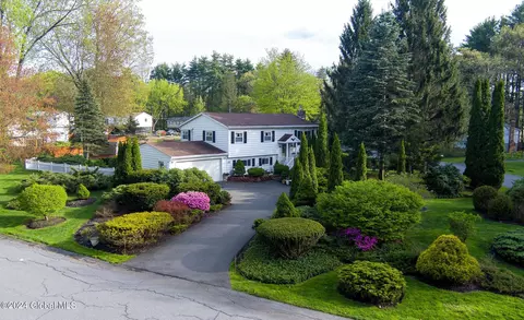 39 Oakwood Blvd, Clifton Park, NY 12065
