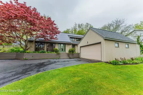 7 Meadow Ln, Albany, NY 12208