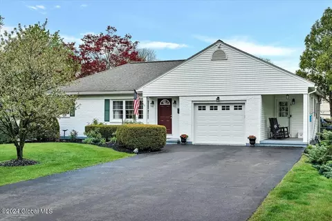 13 Leslie Ct, Loudonville, NY 12211