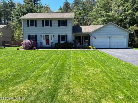 10 Woodmint Pl, Malta, NY 12020