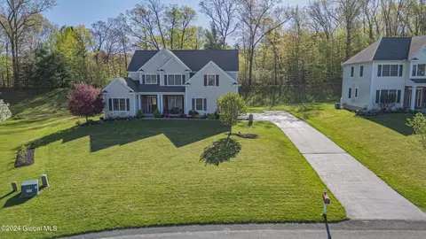 95 Lori Dr, Niskayuna, NY 12309