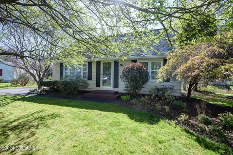 16 Wiggand Dr, Glenmont, NY 12077