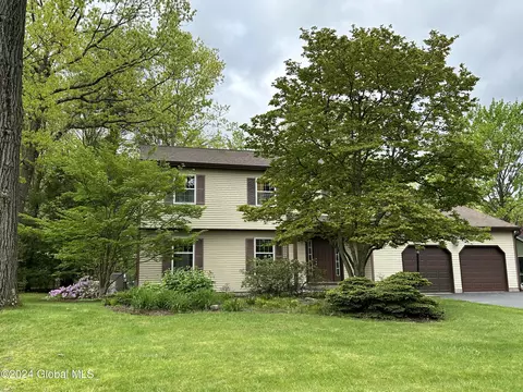 34 Ramblewood Ct, Niskayuna, NY 12309