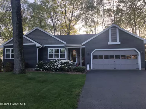 771 Hampshire Seat, Niskayuna, NY 12309