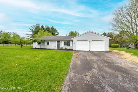 39 Cedarwood Dr, Ballston Lake, NY 12019