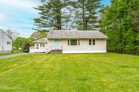 18 Evelyn Dr, Delmar, NY 12054