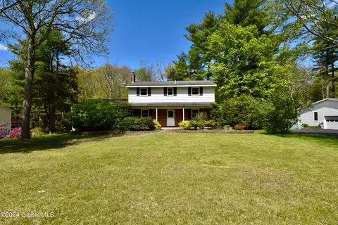 10 Pepper Holw, Clifton Park, NY 12065