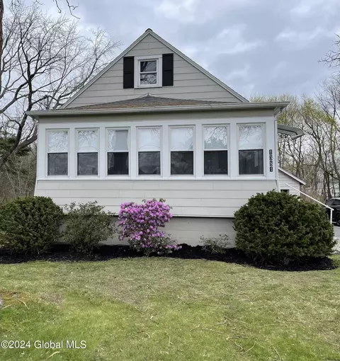 1381 Tracy Ave, Niskayuna, NY 12309