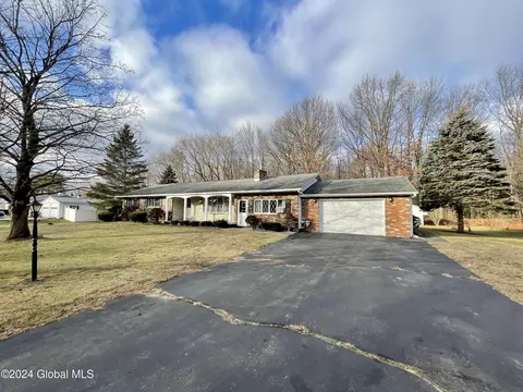 19 Cardin Dr, Halfmoon, NY 12065