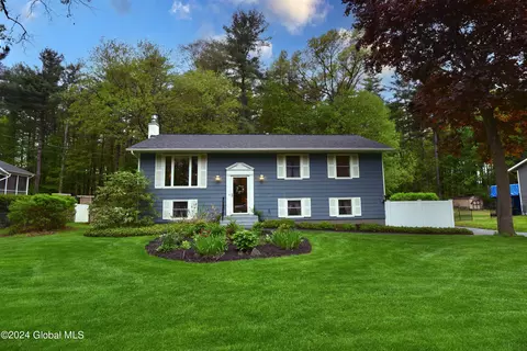 9 Elm Pl, Clifton Park, NY 12065