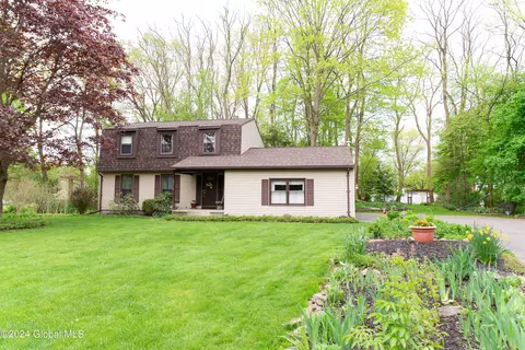 680 Hampshire Seat, Niskayuna, NY 12309