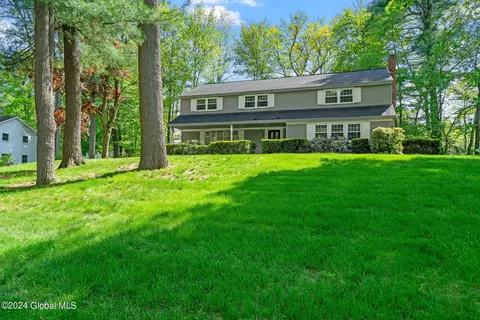 8 Chestnut Ln, Clifton Park, NY 12065