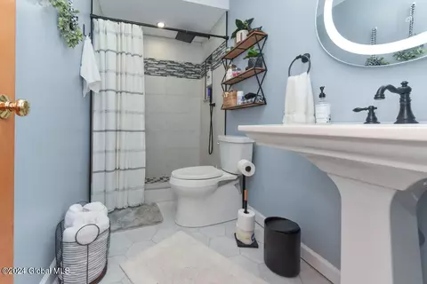Bath - 2001 Oakleaf Dr, Schenectady, NY 12303 photo 1 of 2