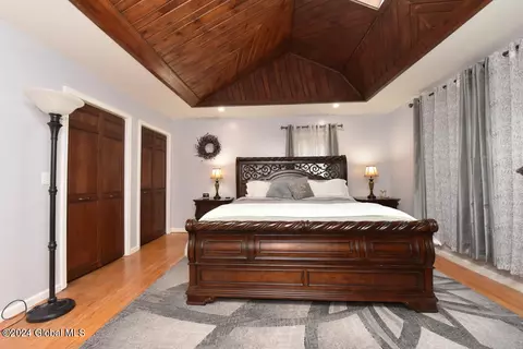 Bedroom - 2001 Oakleaf Dr, Schenectady, NY 12303 photo 3 of 4