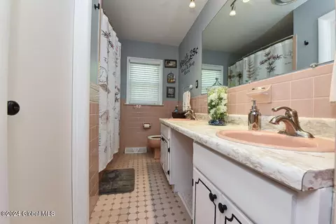 Bath - 2001 Oakleaf Dr, Schenectady, NY 12303 photo 2 of 2