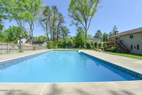 Exterior - 2001 Oakleaf Dr, Schenectady, NY 12303 photo 2 of 7