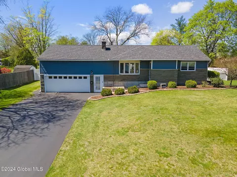 14 Drawbridge Dr, Albany, NY 12203