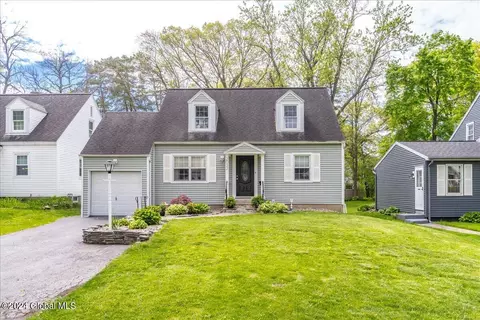 2032 Coolidge Pl, Niskayuna, NY 12309