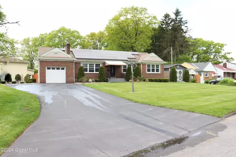 12 Juracka Pkwy, Schenectady, NY 12303