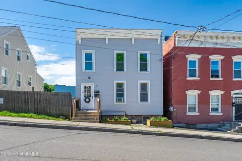 24 Glen St, Rensselaer, NY 12144
