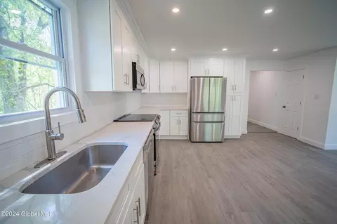 Entry Way - 40 Morris Rd, Schenectady, NY 12304 photo 1 of 2