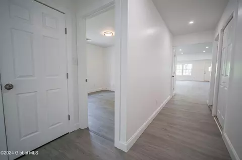 Entry Way - 40 Morris Rd, Schenectady, NY 12304 photo 2 of 2
