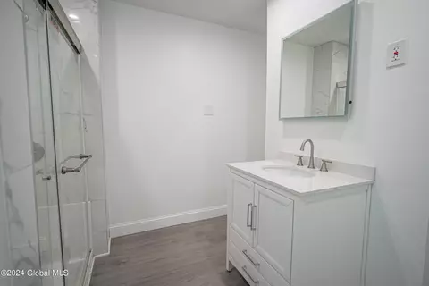 Bath - 40 Morris Rd, Schenectady, NY 12304 photo 2 of 3