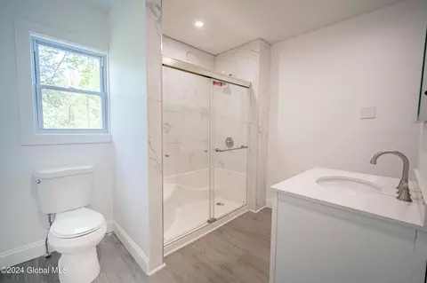 Bath - 40 Morris Rd, Schenectady, NY 12304 photo 1 of 3