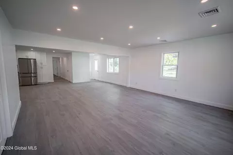 Living - 40 Morris Rd, Schenectady, NY 12304 photo 2 of 5