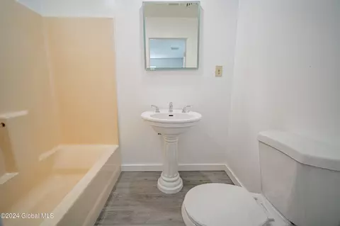 Bath - 40 Morris Rd, Schenectady, NY 12304 photo 3 of 3