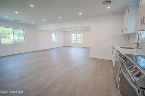 Living - 40 Morris Rd, Schenectady, NY 12304 photo 4 of 5
